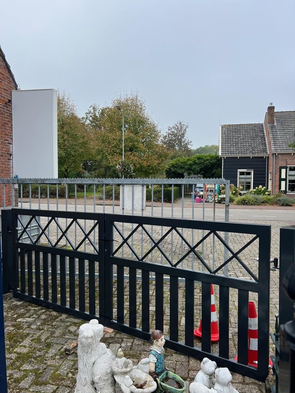 {Show model nu met hoge korting}   Zware Lamellen poort 360 cm breed.