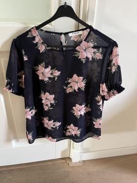 Pieces shirt iets doorschijnend