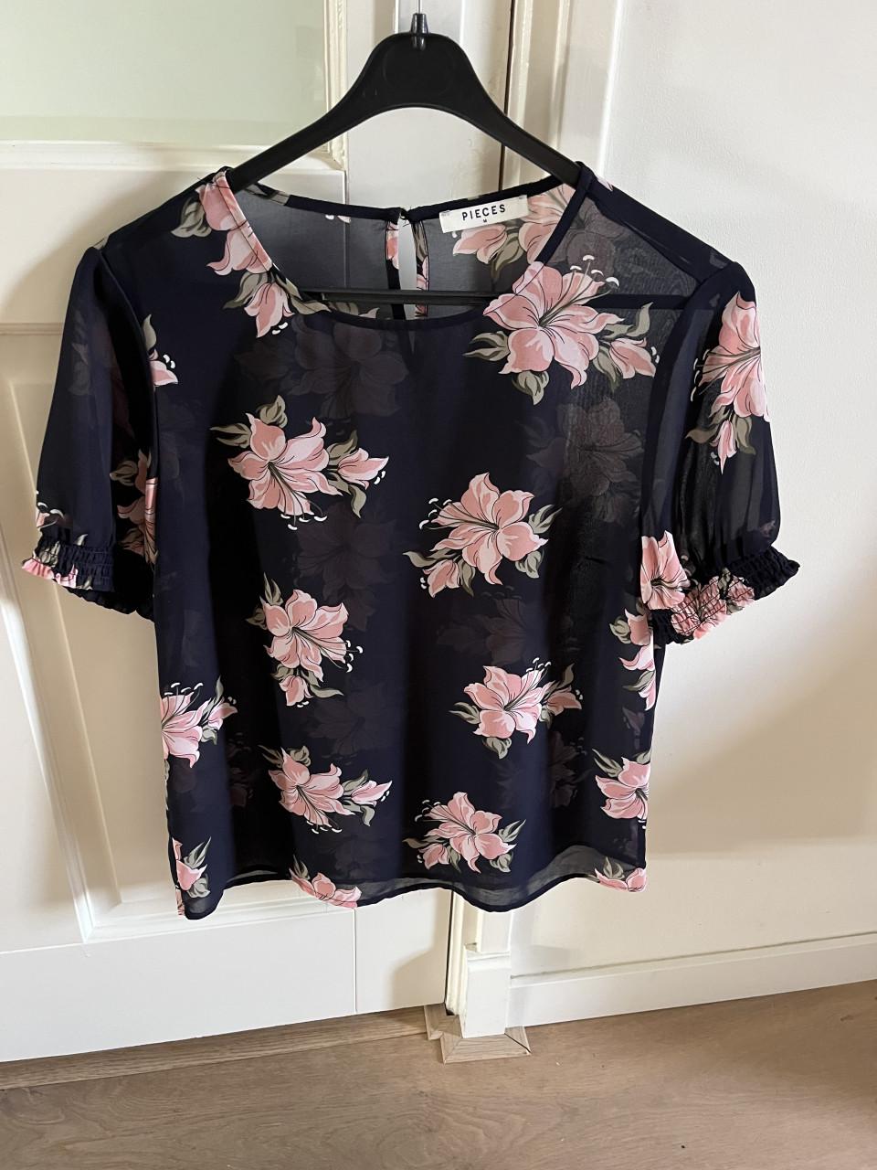 Pieces shirt iets doorschijnend