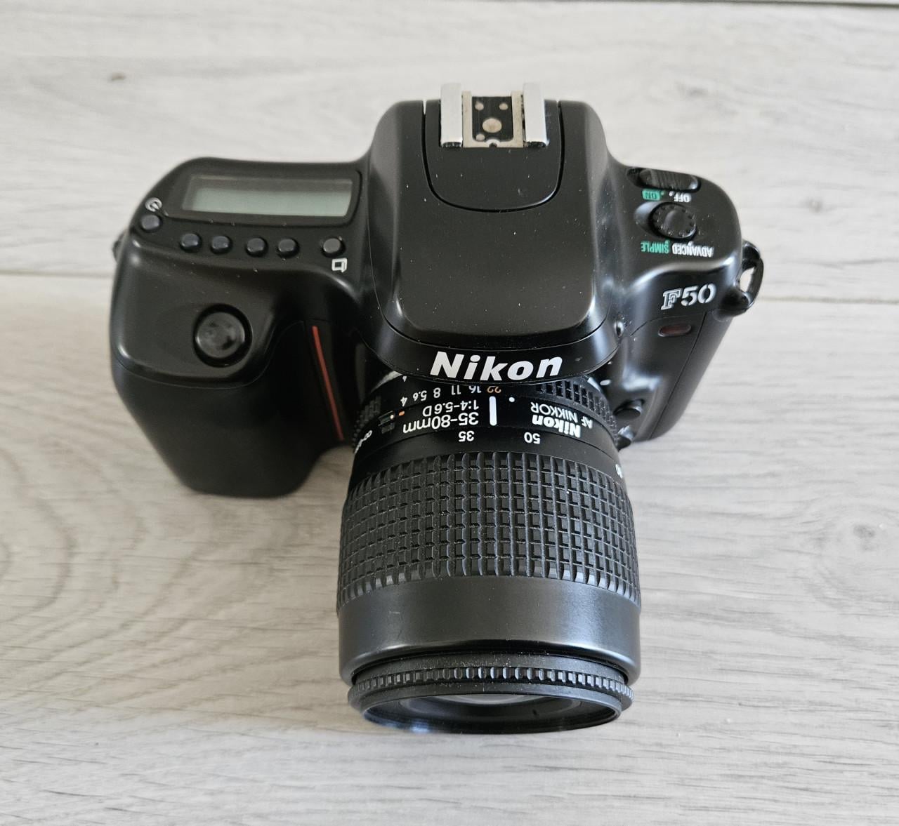 Nikon F50 met nikon 35-80 lens plus zonnekap