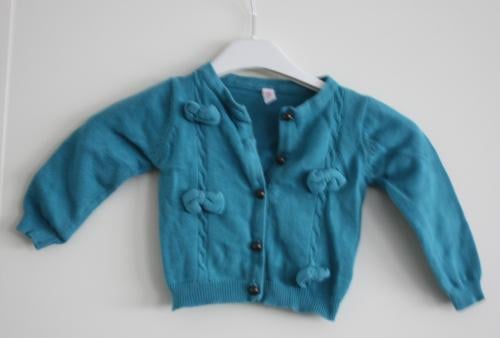 Blauw vestje met strikjes maat 74