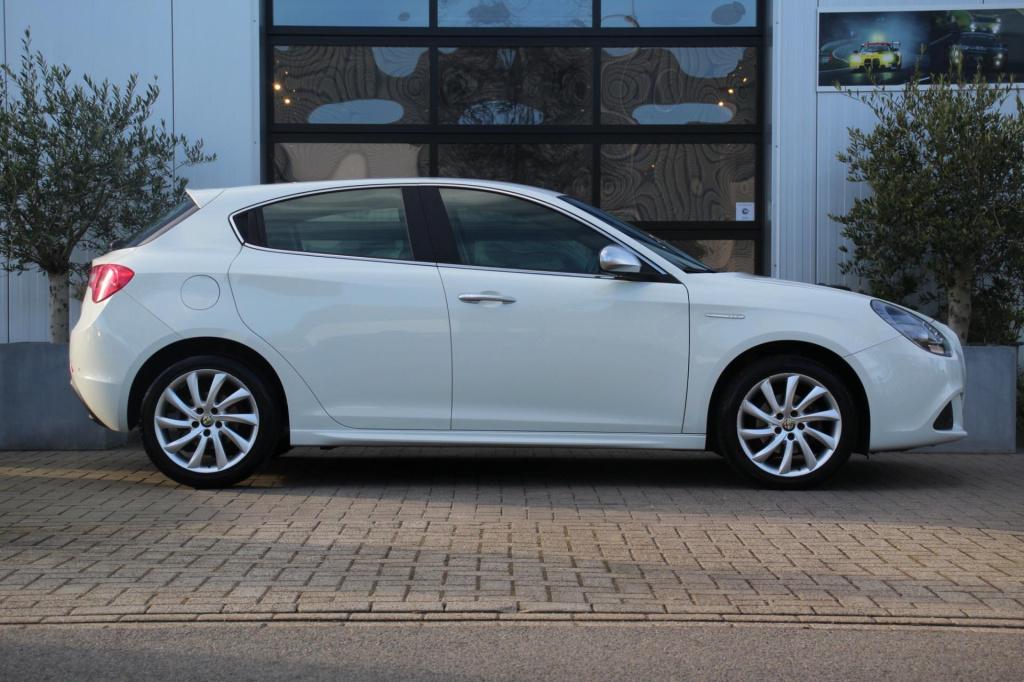 Alfa Romeo Giulietta 1.4 turbo super- sportiva - leer/alcantara - stoelverw