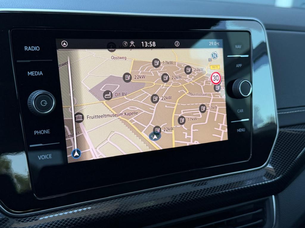 Volkswagen T-cross 1.5 tsi 150pk dsg r-line | camera | trekhaak | navi | iq