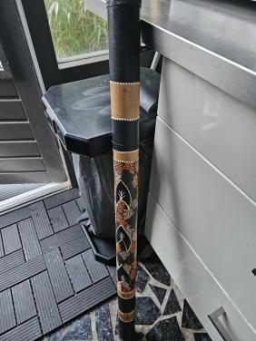 Prachtige vintage grote gedecoreerde bamboe regenmaker peru