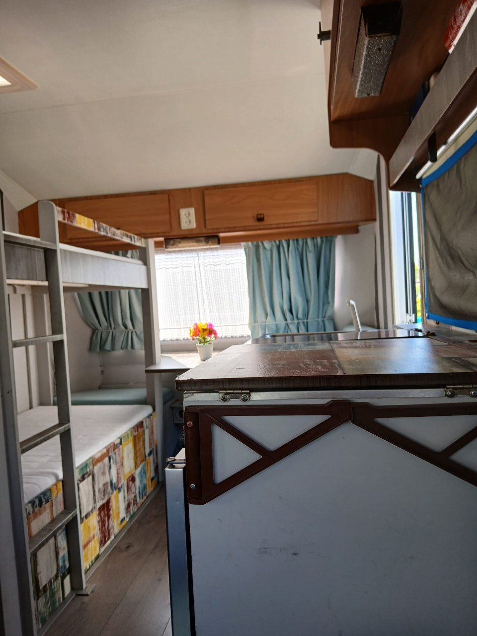 Retro Avento caravan, voortent en stallingsmogelijkheid