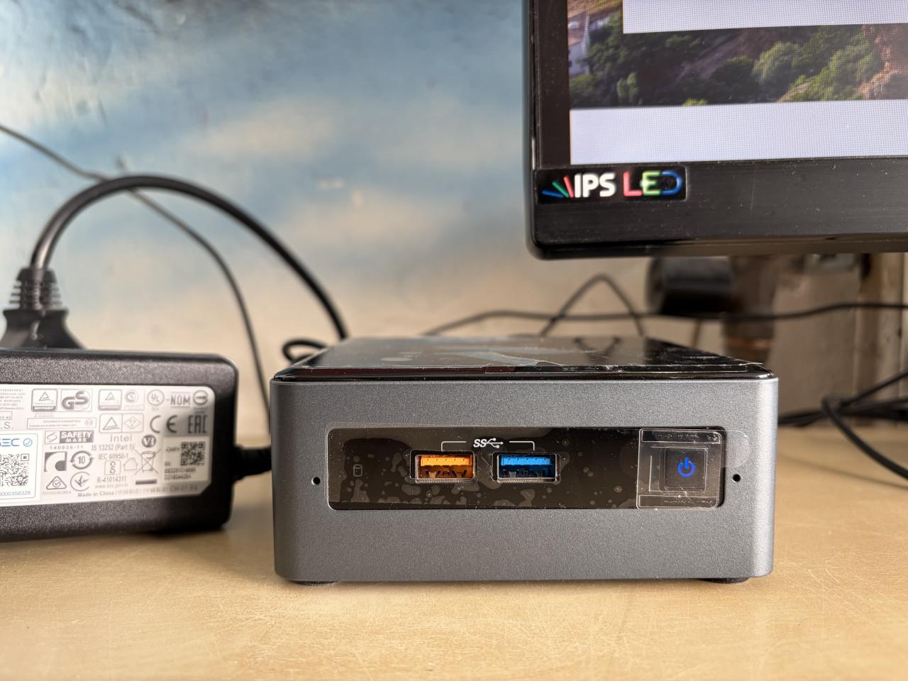 Intel NUC NUC7CJYHN J4025 2.8GHz 8Gb-RAM 250Gb-SSD WIFI Win11 24" €50