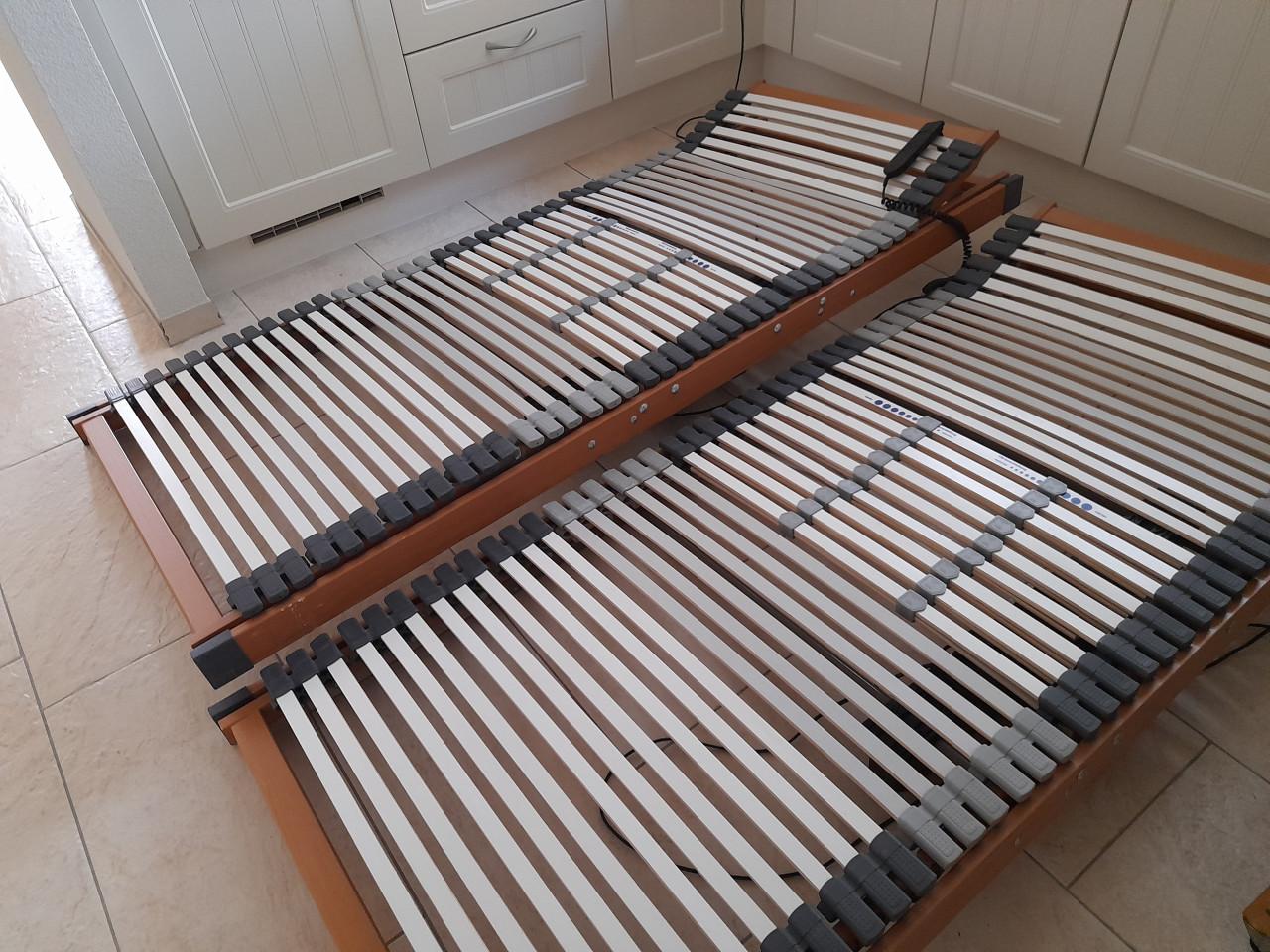 2 x Elektrisch verstelbare lattenbodems 90 x 200 (in goede staat )