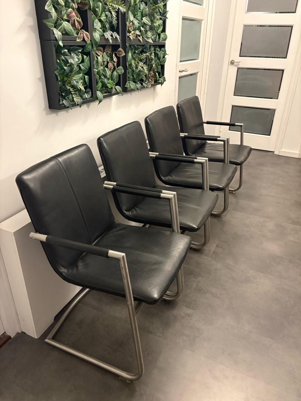 4 Luxe zwarte lederen stoelen met armleuningen – slede onderstel
