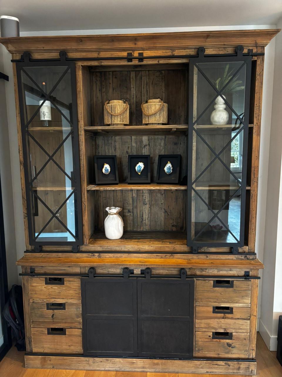 Mooie sfeervolle vitrinekast