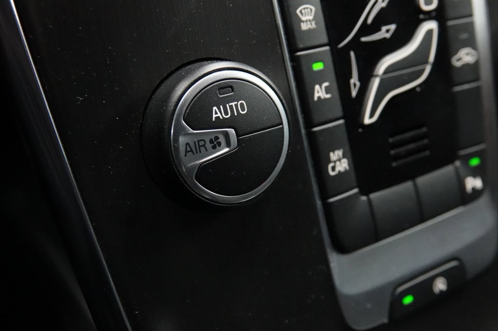 Volvo V40 2.0 t3 momentum | cruise | pdc | leder |