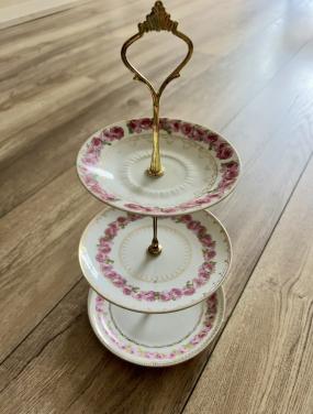 Stagiaire met antieke schoteltjes