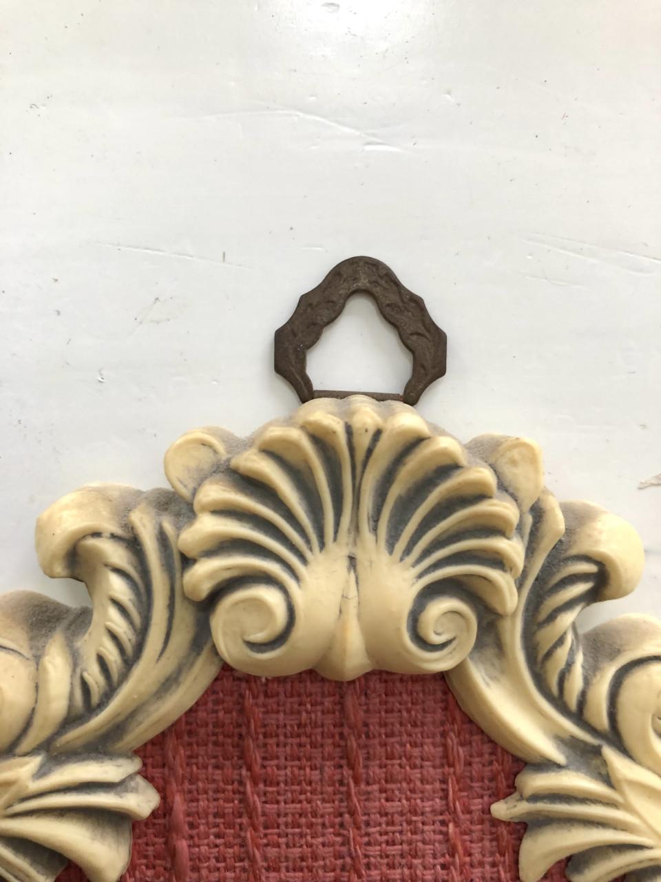 Mooie brocante kunststof barok lijstje/hanger met engel figuurtje