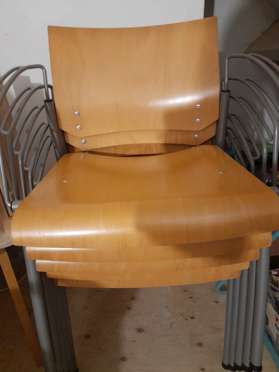 5 stevige staperbare stoelen (in goede staat ) van Ahrend