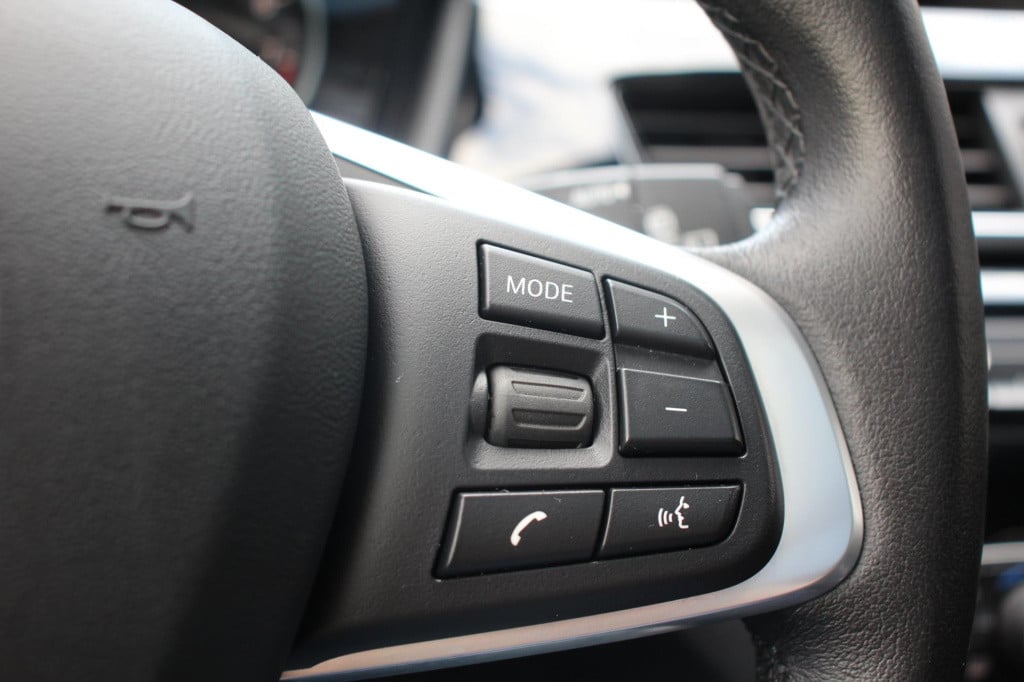 BMW X1 xdrive20i sport line automaat - led - pano - navi - stoel verw - cru