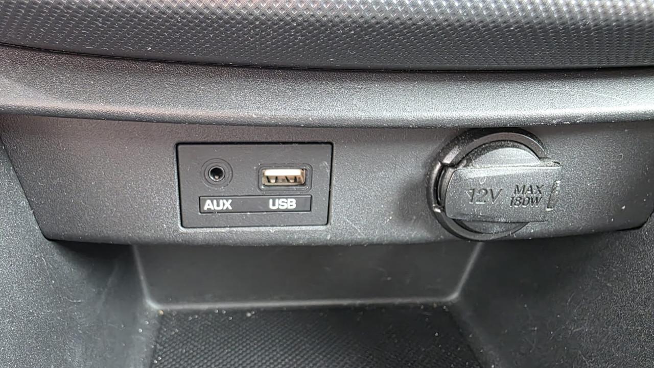 Hyundai I10 2019 met 69300 km Zwart met rode spiegels en sierstrippen.