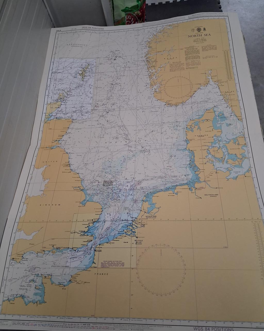 Verzameling zeekaarten.