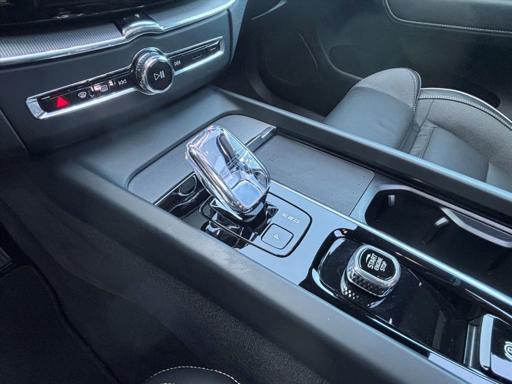 Volvo XC60 t6 plug-in hybrid 398pk aut awd ultimate dark| leder| harman kar