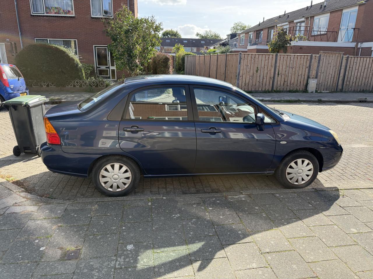 Donkerblauwe Suzuki LIANA
