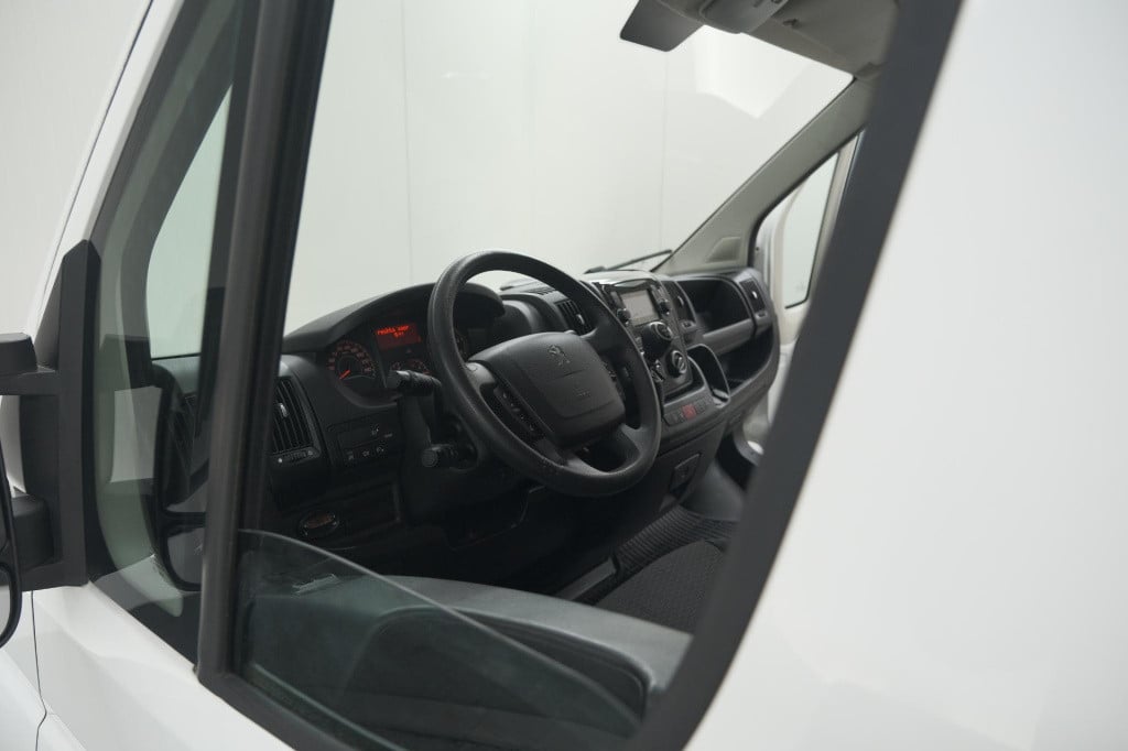 Peugeot Boxer 330 2.2 bluehdi 140 l2h2 premium | navigatie | houtenvloer in