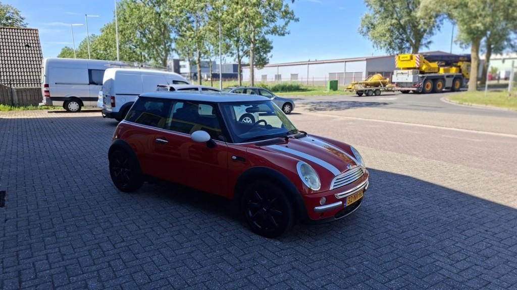 Mini 1.6 Cooper Pepper Sportief bj:2004 airco lm-velgen