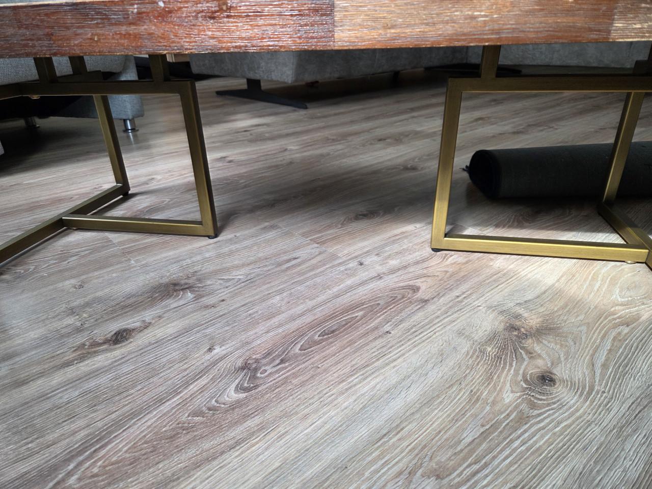 Visgraat salontafel met metalen frame – donker hout