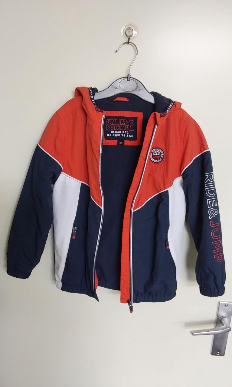 Zomerjas met capuchon van het merk C&A in maat 122