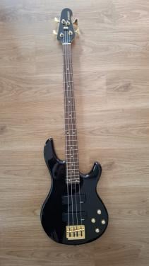 Yamaha basgitaar. Als nieuw, met tas
