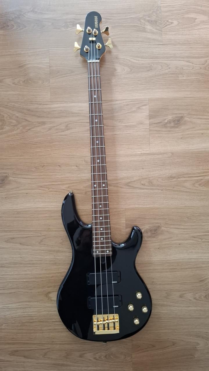Yamaha basgitaar. Als nieuw, met tas
