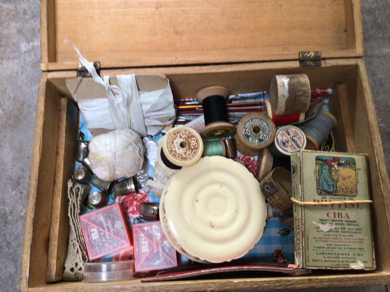 Twee brocante naai dozen