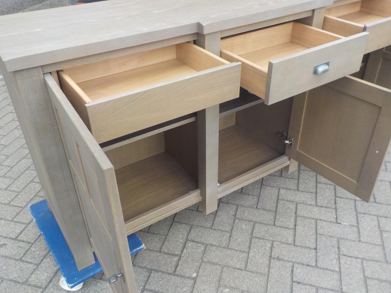 Zeer mooie kwaliteit geheel massief dressoir met 2 extra laden dressoir