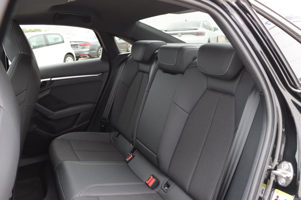Audi A3 limousine 35 tfsi s edition 150pk s-tronic