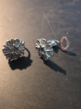 Vintage verzilverde manchetknopen Ø 1.5 cm met een decoratief bloemmotief