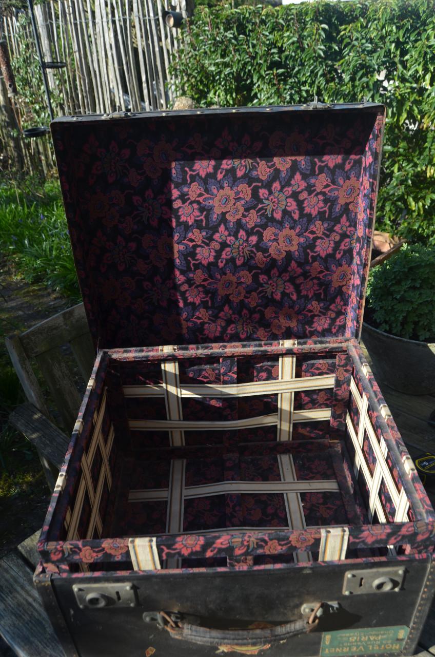 Fraaie antieke (houten?) reiskoffer met goed beslag