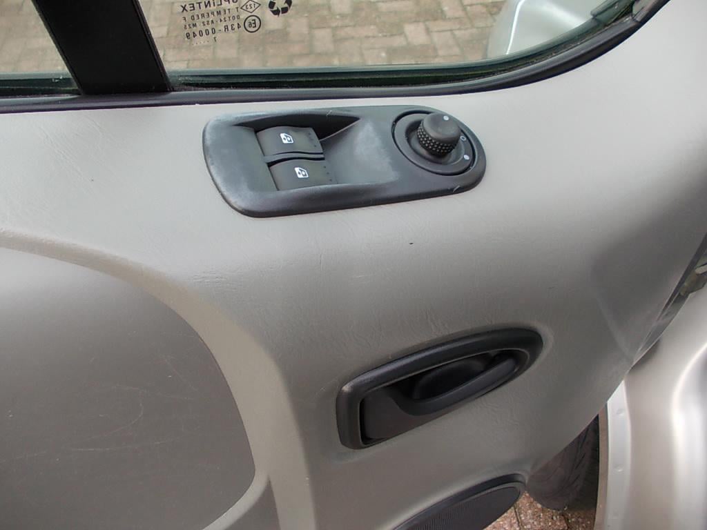 Opel Vivaro 2.0 cdti l2h1 airco, trekhaak 163000 km!!