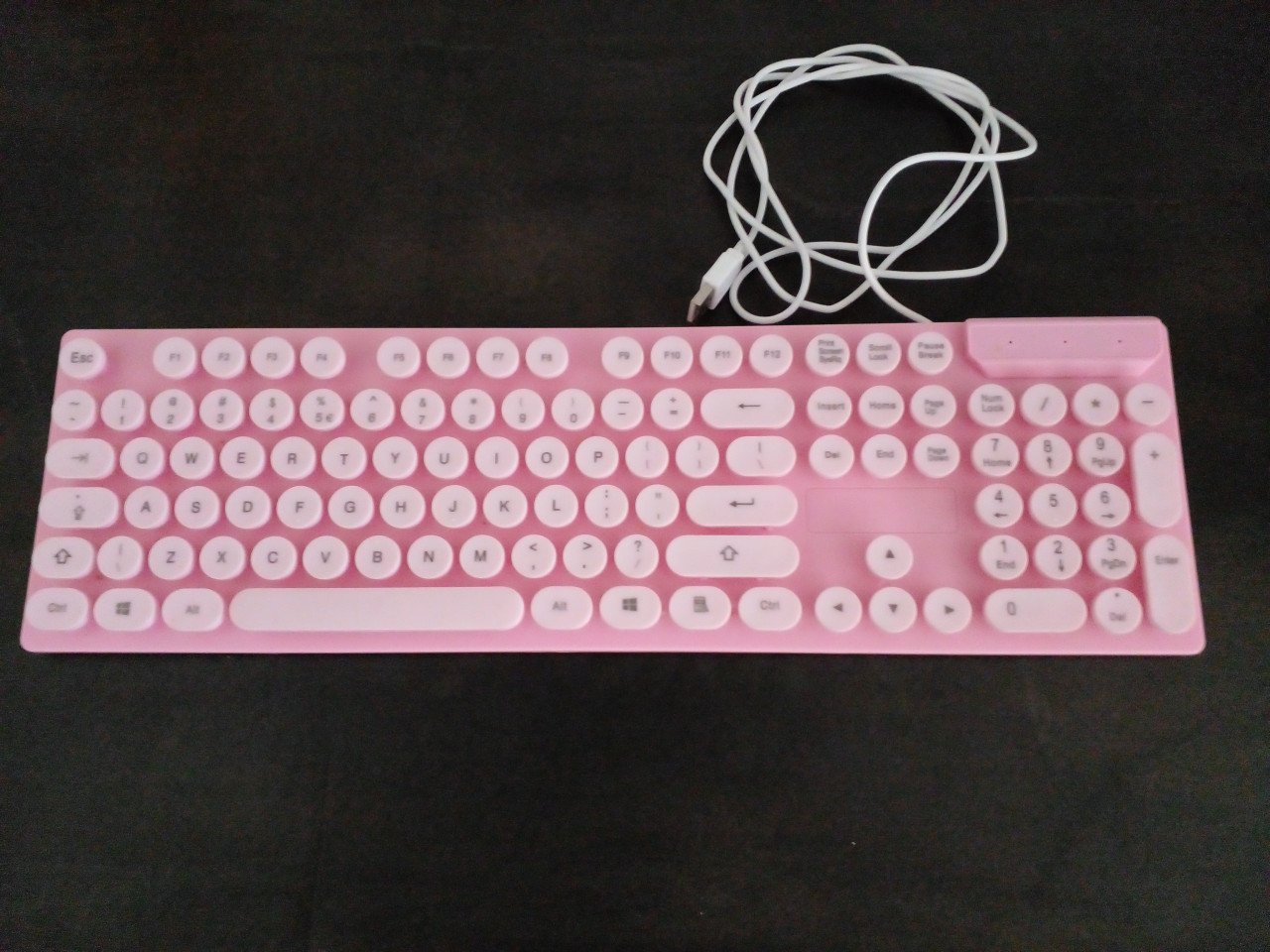 Roze toetsenbord met usb aansluiting.