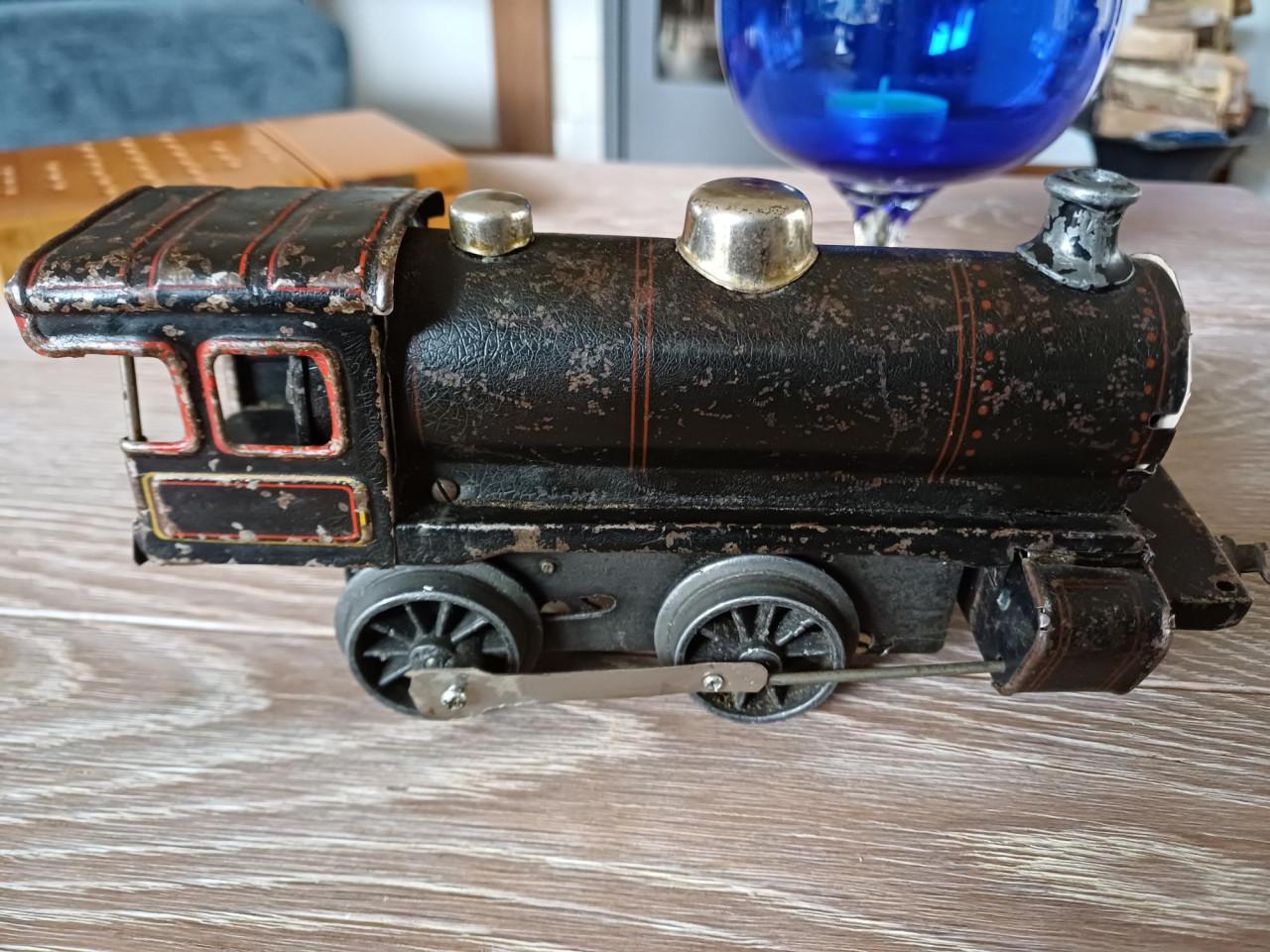 OUD METALEN LOCOMOTIEFJE