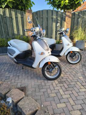 2 Aprilla mojito scooters