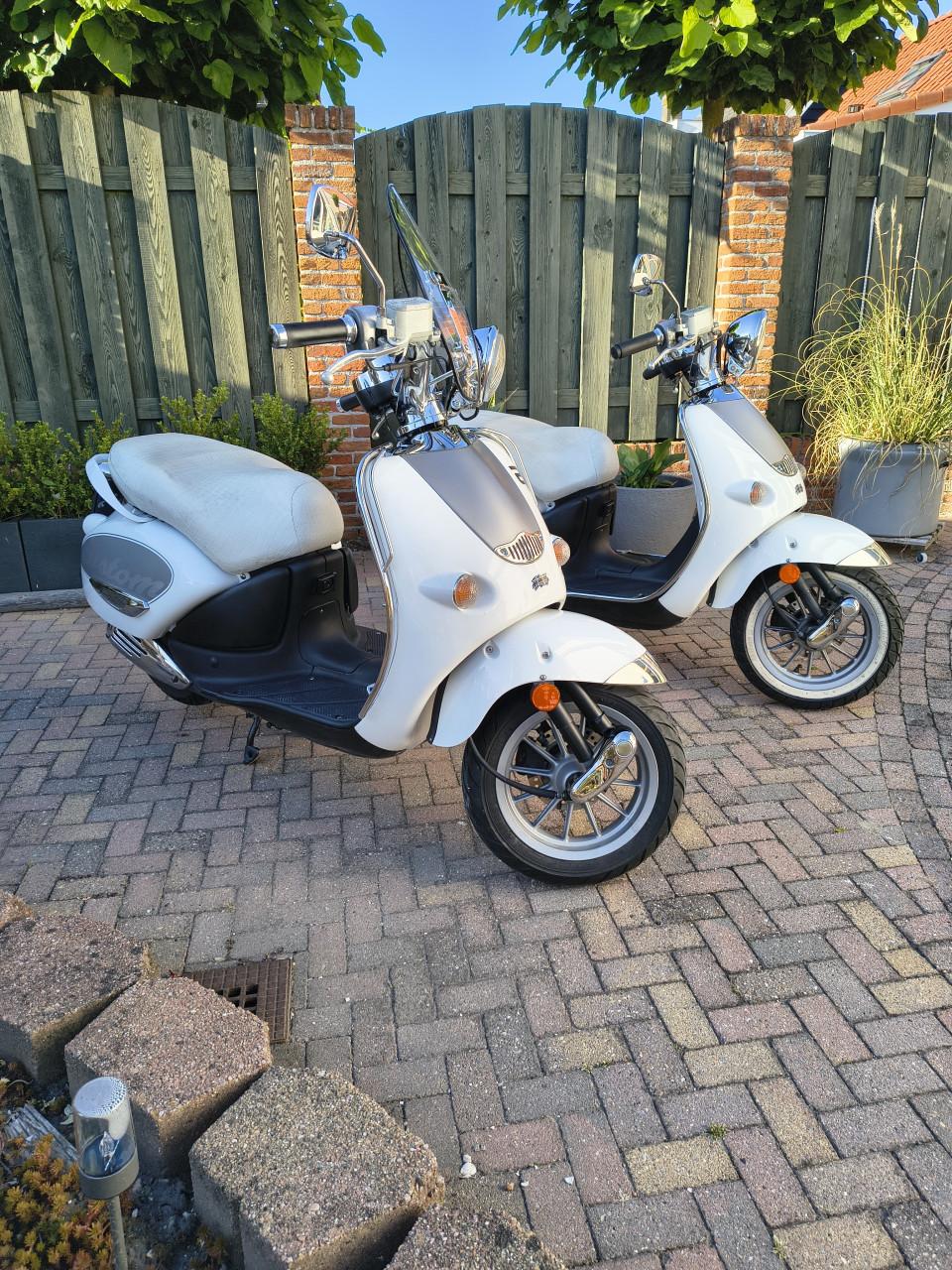 2 Aprilla mojito scooters