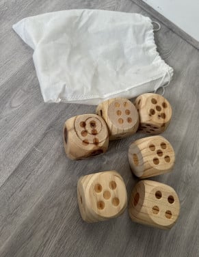 Grote houten dobbelstenen