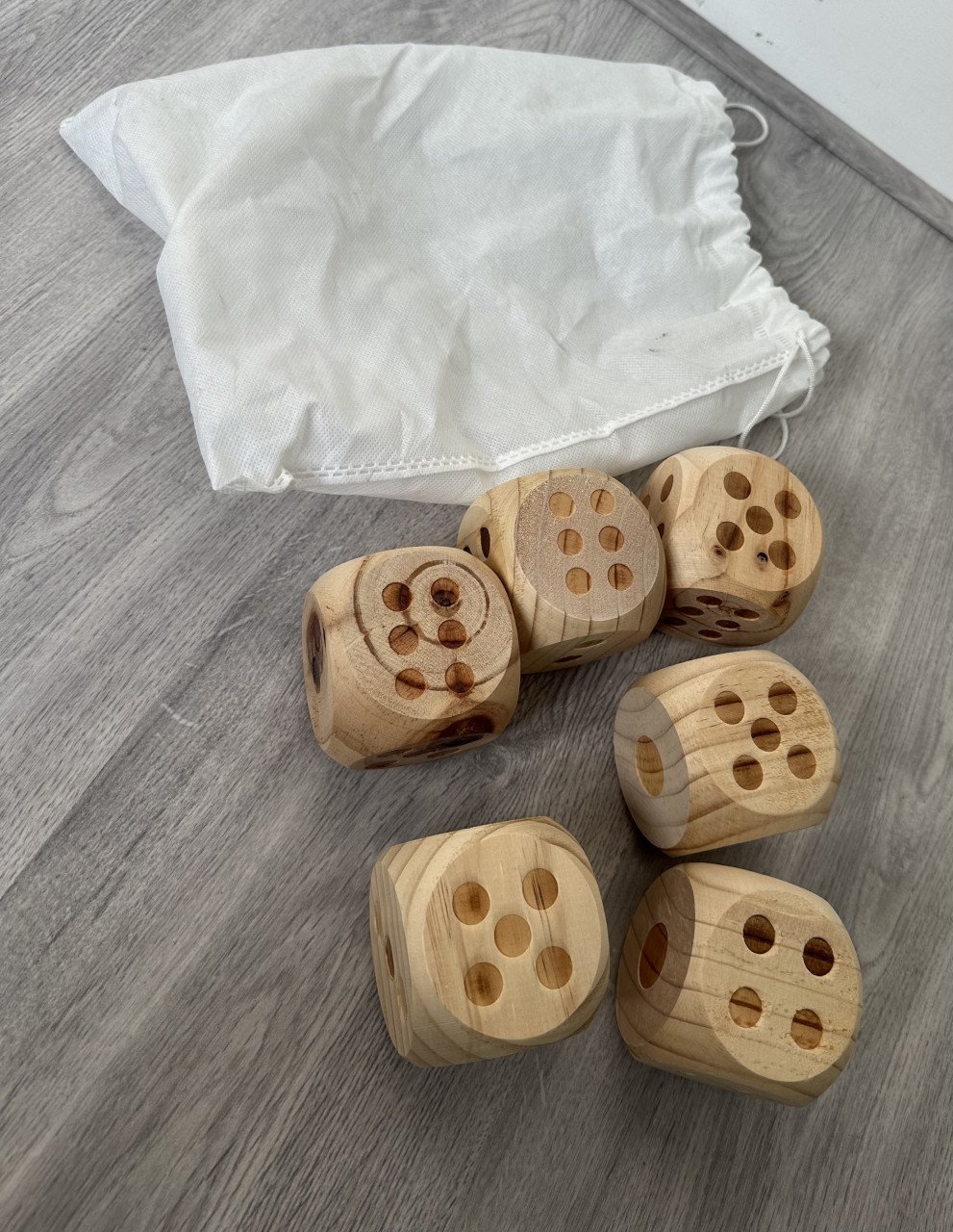 Grote houten dobbelstenen