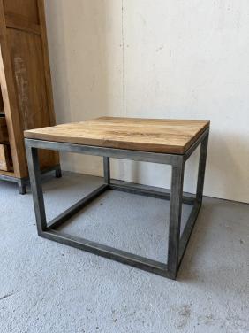 Stoere industriële salontafel – massief houten blad & stalen frame