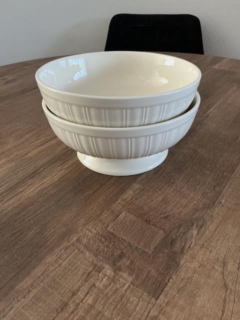 NIEUW: 2 prachtige, porseleinen DEKSCHALEN Queen's Garden
