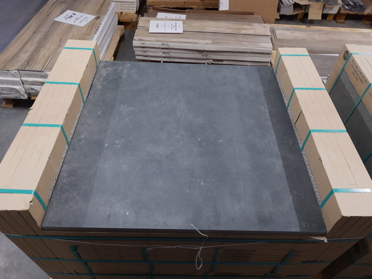 3030-68 Stèènhoeie actie: Betonlook tegels 80x80, antraciet, nu per m²