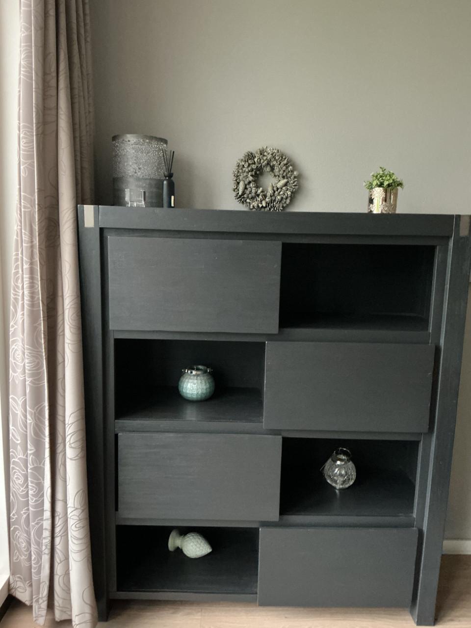 Antracietkleurige kast