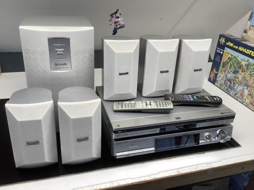 Homecinema Panasonic met actieve subwoofer en 5 kleine luidsprekers