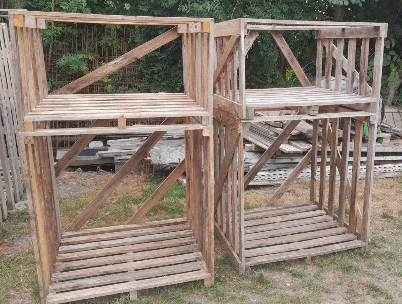 Kisten voor opslag hout.