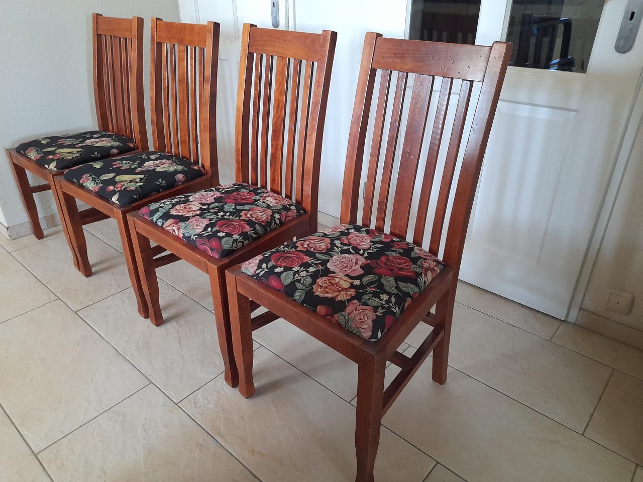 4 Mooie stevige  stoelen (in goede nette staat )  Mogen ook per 2 verkocht