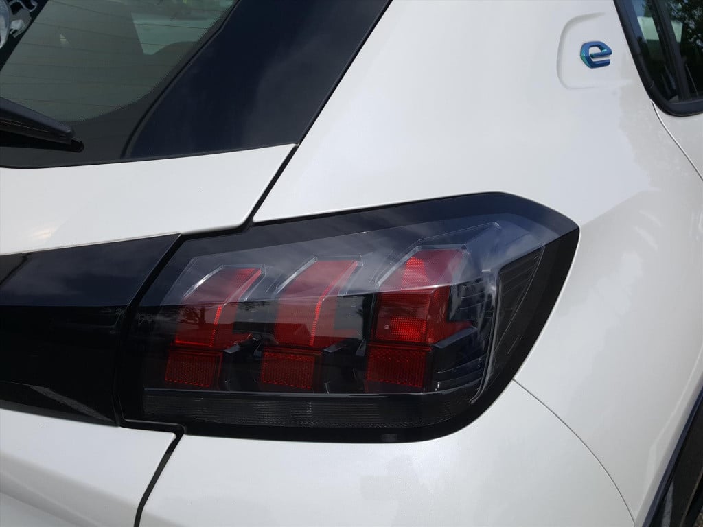 Peugeot 208 active pack 50kwh 136pk 1-fase 12% bijtelling cruise & climate 