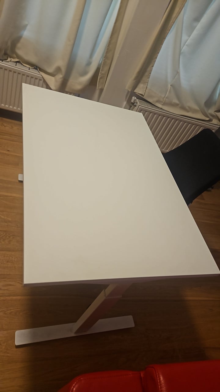 Bureau en bureaustoel (beide verstelbaar)