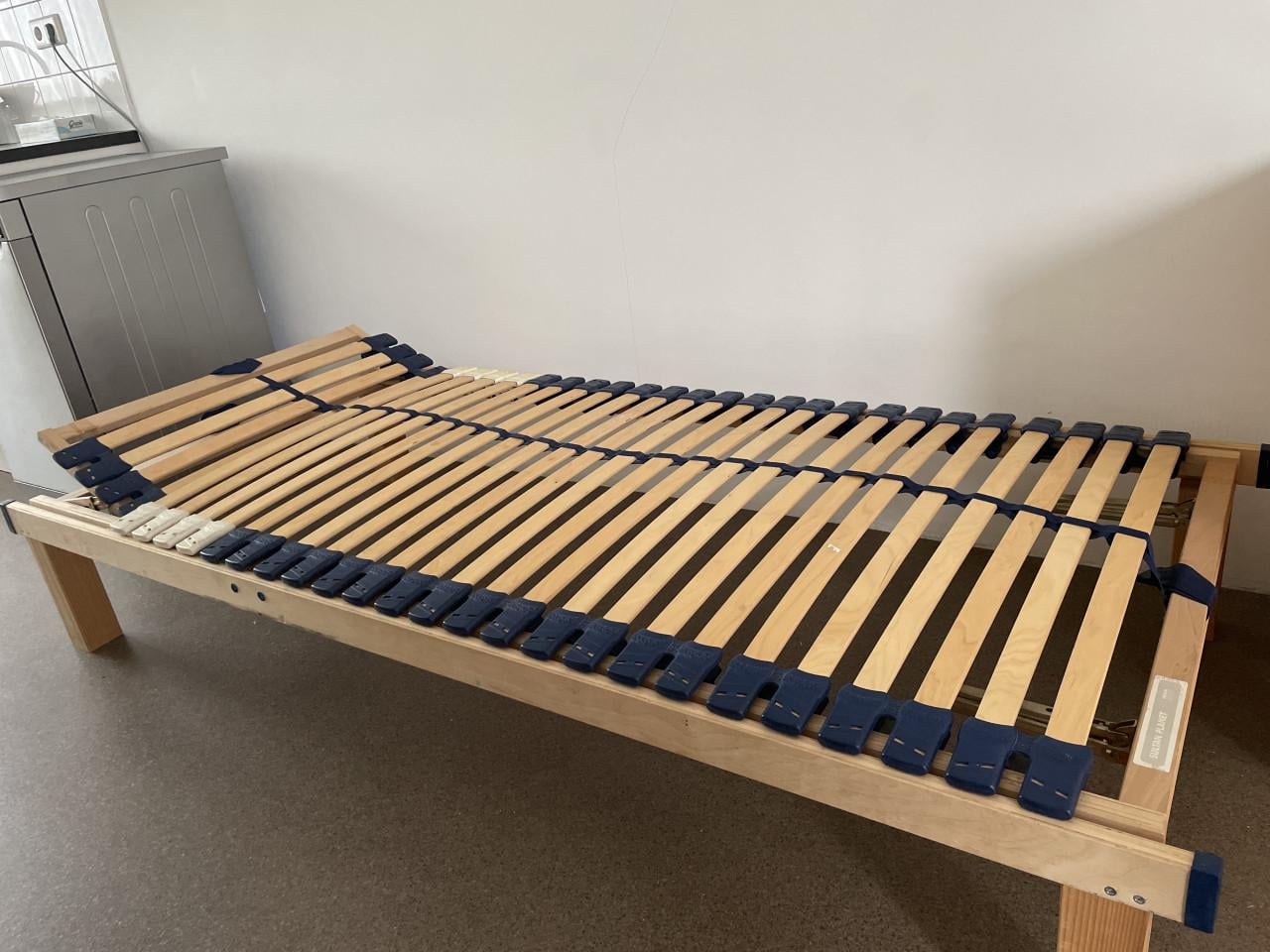 3 Houten 1 persoonsbedden met lattenbodems